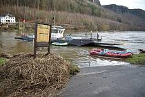 Dolní Žleb je již dva týdny kvůli zatopené silnici odříznutý od zbytku Děčína.