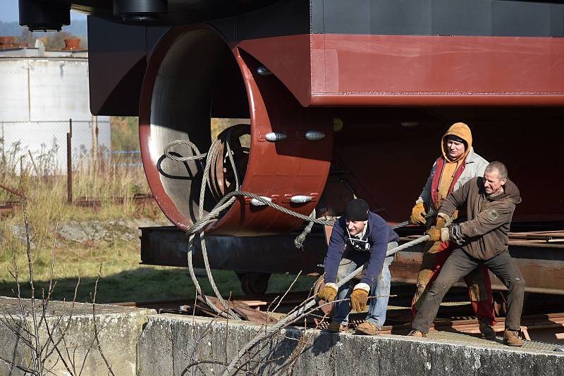 V děčínských loděnicích v Křešicích spustili na vodu nový tanker Trivento.