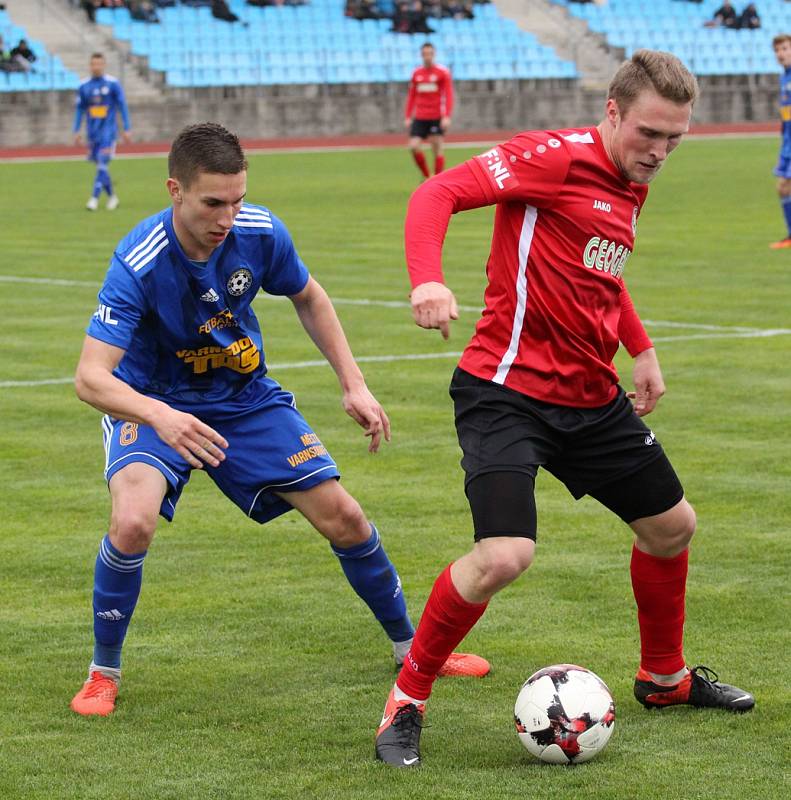 REMÍZA. Fotbalisté Varnsdorfu (v modrém) doma remizovali s Chrudimí 2:2.