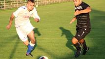 TŘI BODY. Fotbalisté Junioru Děčín (v bílém) porazili Oldřichov 2:1.