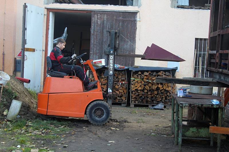 Oprava unikátního vagónu v Děčíně.