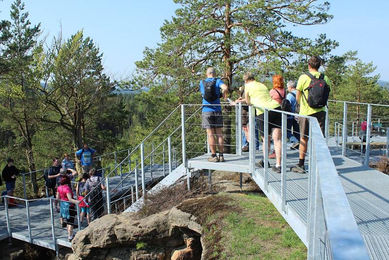 Vášniví turisté zahájili sezonu v národním parku několikakilometrovým výletem.