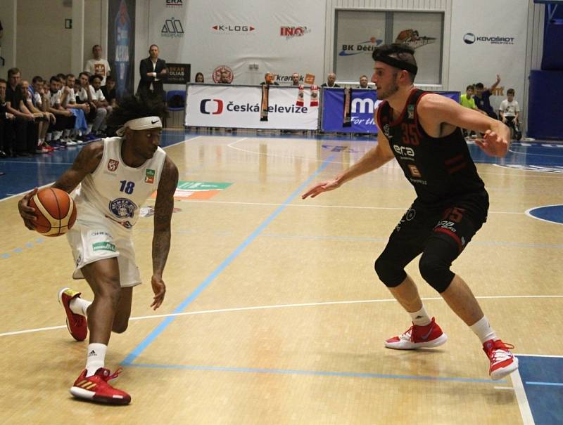 DĚČÍNŠTÍ BASKETBALISTÉ doma nestačili na mistrovský Nymburk.