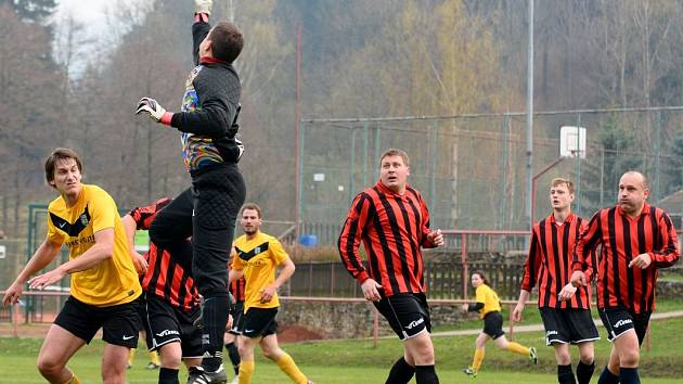 PŘEKVAPENÍ. Děčínský Union (v pruhovaném) vyhrál 4:0 na hřišti Jiřetína pod Jedlovou.