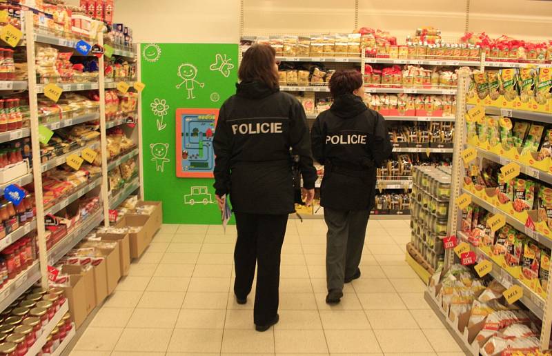 Policisté chodili ve středu dopoledne po jednom z děčínských hypermarketů.