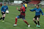 LÍDR NEZAVÁHAL. SA Děčín (v pruhovaném) porazil Dobkovice 5:0.