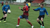 LÍDR NEZAVÁHAL. SA Děčín (v pruhovaném) porazil Dobkovice 5:0.