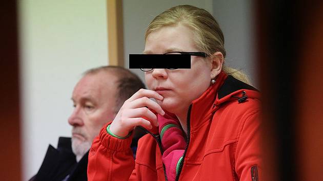 Jedenadvacetiletá žena z Děčína u soudu v Ústí nad Labem.