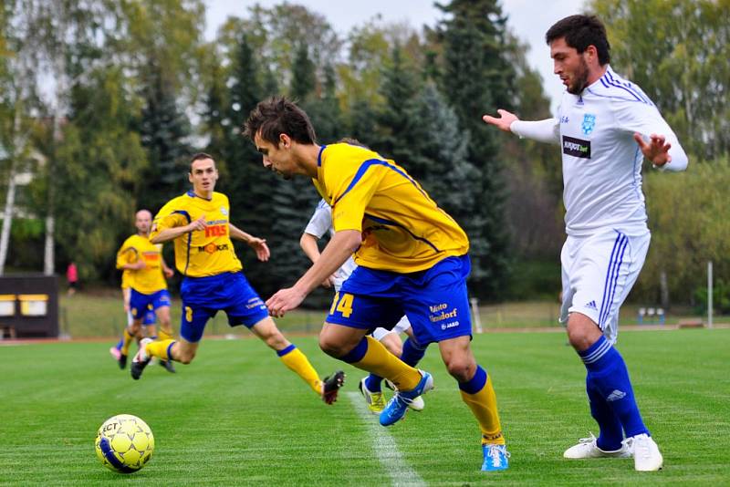 PADLI V ZÁVĚRU. Fotbalisté Varnsdorfu (ve žlutém) doma prohráli 0:1 se Znojmem.