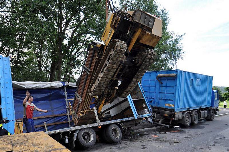 Třicetitunové auto s vrtnou plošinou se při průjezdu přes most v centru města zaseklo a poškodilo jeho konstrukci.