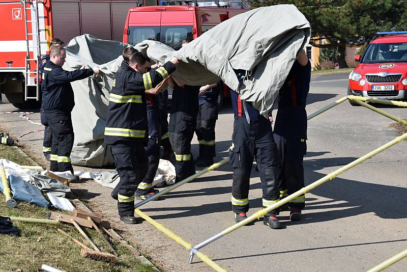 V nemocnici v Děčíně vyrostlo odběrové centrum pro testování na koronavirus.