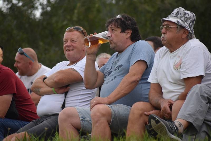 Dobkovice (červené dresy) doma jasně přejely Heřmanov, když ho porazily 8:1.