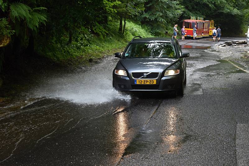 Povodeň poničila ve Hřensku jedno z velkých parkovišť, kde zůstala stát řada aut.