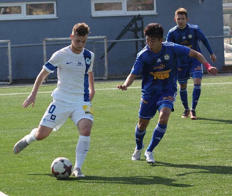 PŘÁTELSKY. Fotbalisté Varnsdorfu (v modrém) porazili juniorku Liberce 6:1.