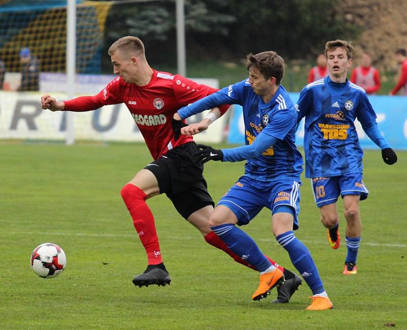 REMÍZA. Fotbalisté Varnsdorfu (v modrém) doma remizovali s Chrudimí 2:2.