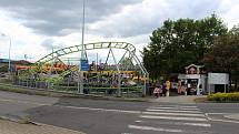 Lunapark park na parkovišti u železničního mostu v Děčíně.