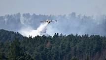 Do boje s lesním požárem v Českém Švýcarsku se zapojila italská letadla Canadair. Čtvrtek 28. července.