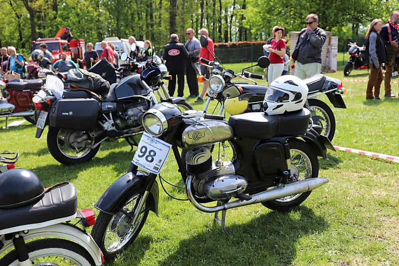 Na Šébru se konaly tradiční závody motoristických veteránů.