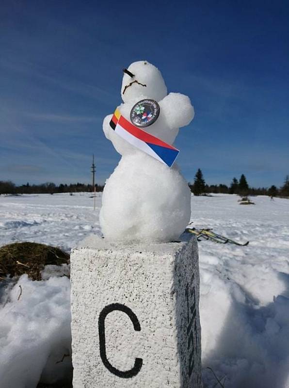 Sněhuláci na hranicích mají symbolizovat lidskost v přeshraničních vztazích.