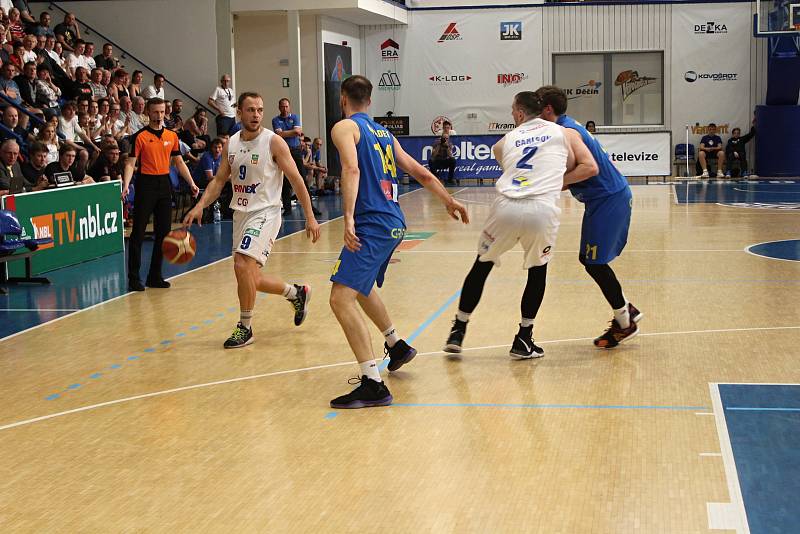 První zápas čtvrtfinále basketbalové ligy mezi Děčínem a Opavou.