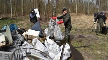 V České Kamenici vytáhli dobrovolníci z Kamenice mnoho metráků odpadu.