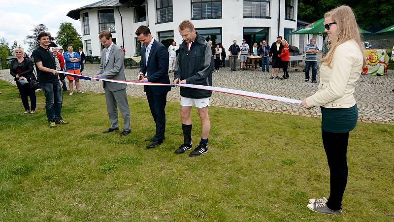 Děčínsko se může pochlubit naprostým unikátem v rámci celé České republiky – na okraji Rumburka bylo v pátek slavnostně otevřeno první fotbalgolfové hřiště v Česku. 