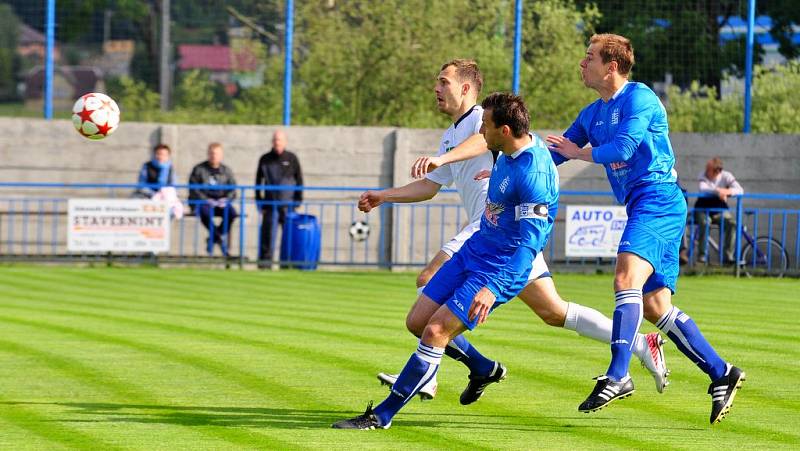 KANONÝR DVOŘÁK. Vilémov (v  bílém) doma porazil 3:2 Vyšehrad.