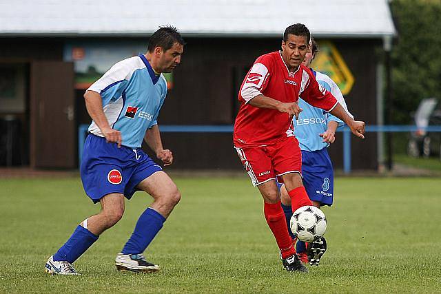 FRANTIŠKOV NAD PLOUČNICÍ (v červeném) porazil Jiřetín pod Jedlovou 5:2.