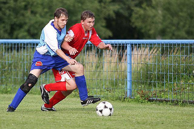 FRANTIŠKOV NAD PLOUČNICÍ (v červeném) porazil Jiřetín pod Jedlovou 5:2.