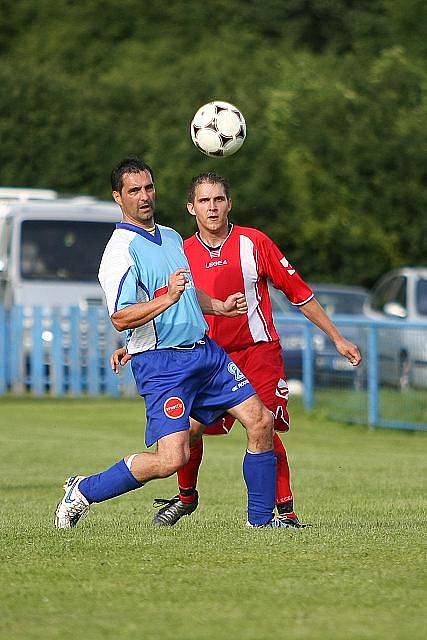 FRANTIŠKOV NAD PLOUČNICÍ (v červeném) porazil Jiřetín pod Jedlovou 5:2.