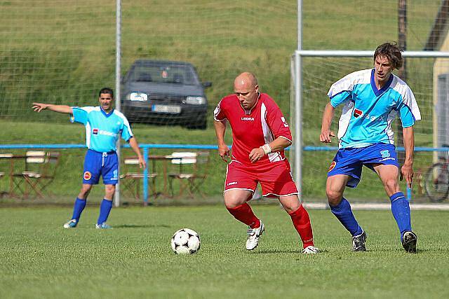 FRANTIŠKOV NAD PLOUČNICÍ (v červeném) porazil Jiřetín pod Jedlovou 5:2.