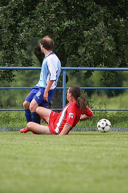 FRANTIŠKOV NAD PLOUČNICÍ (v červeném) porazil Jiřetín pod Jedlovou 5:2.