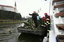 Květiny z pohřbu Václava Havla naházeli v Děčíně do Labe.