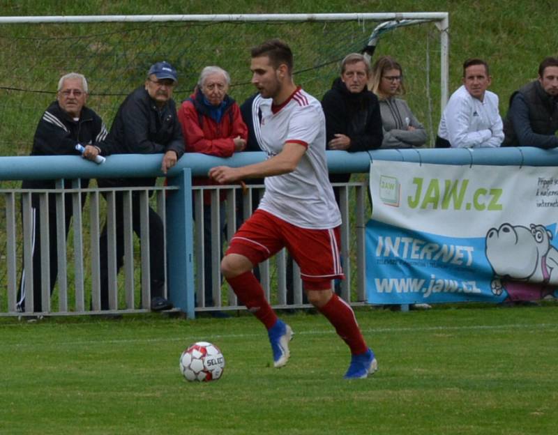 DERBY. Jílové (bílé dresy) doma prohrálo derby s Modrou 1:2.