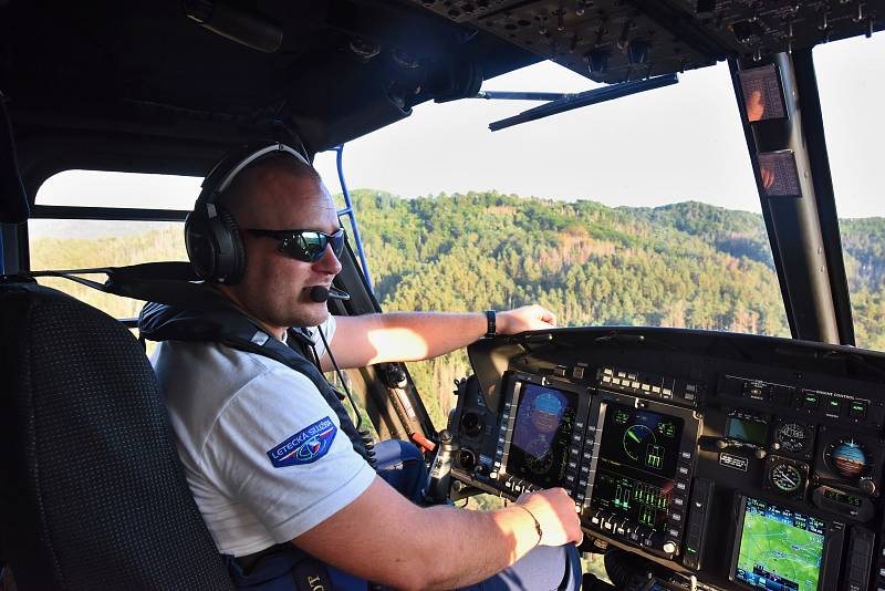 Požár v Českém Švýcarsku. Letecká služba policie v akci, středa 3. srpna.