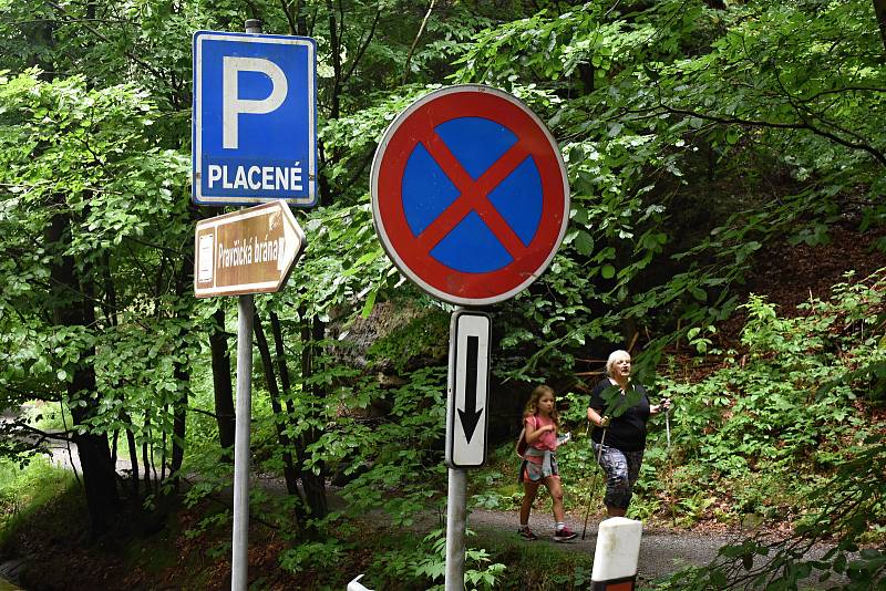 Povodeň poničila ve Hřensku jedno z velkých parkovišť, kde zůstala stát řada aut.