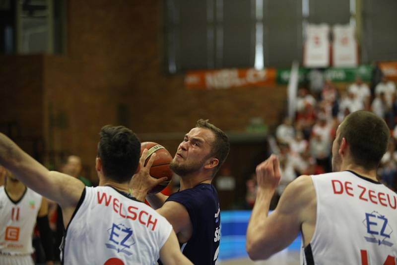 DEBAKL. Děčínští basketbalisté dostali v prvním finále od Nymburku ukrutný nářez.