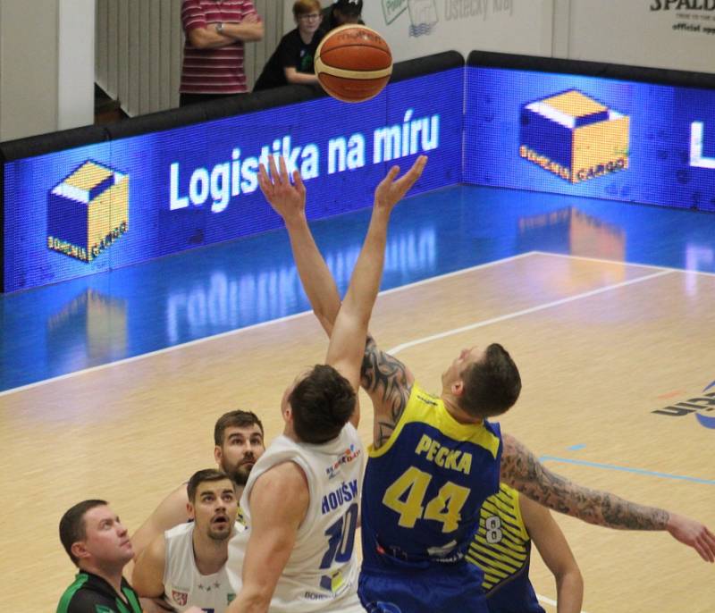 PRVNÍ POHÁROVÉ DERBY. Basketbalisté Děčína doma hráli proti Ústí nad Labem.