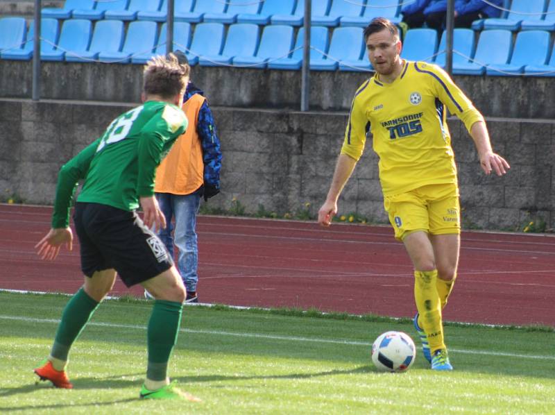 FOTBALISTÉ VARNSDORFU (ve žlutém dresu) přivítali doma Sokolov.