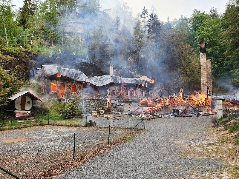 Na Tokáni hoří dvě historické chaty a les.