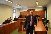 Proti osmi řadovým soudcům stojí v civilním sporu předseda děčínského soudu Jan Tichý.