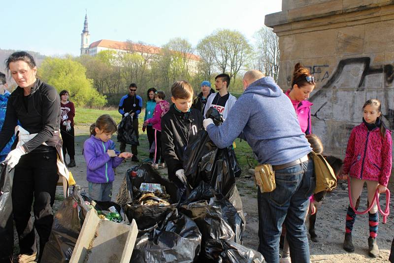 Akce Ukliďme Česko v Děčíně. Desítky dobrovolníků uklízely v sobotu 6. dubna nejen břehy Labe