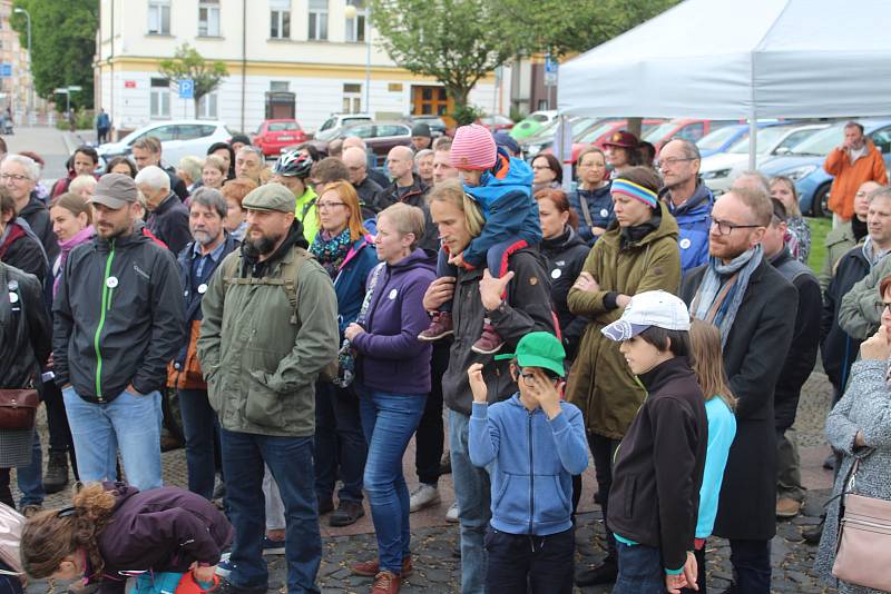 V Děčíně se opět sešli lidé protestující proti ministryni Marii Benešové.