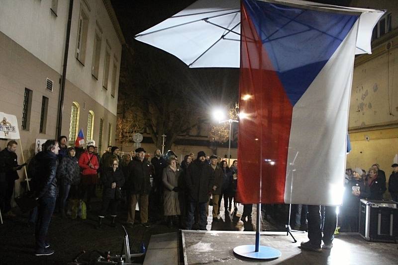 Na demonstraci proti Andreji Babišovi se v Děčíně sešlo asi 150 lidí