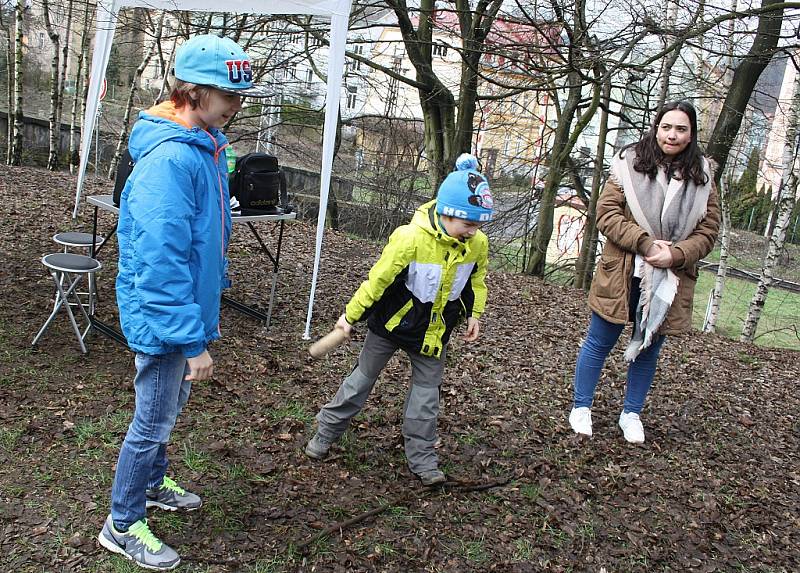 Happening v děčínském parku u Wolkerovy ulice. 