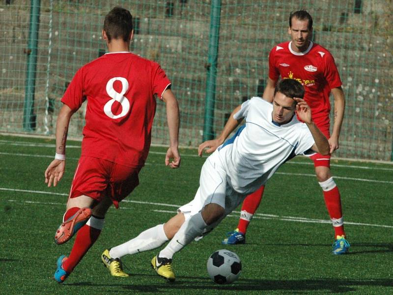 2:2. Fotbalisté Děčína (červené dresy) doma prohráli na penalty s V. Březnem.