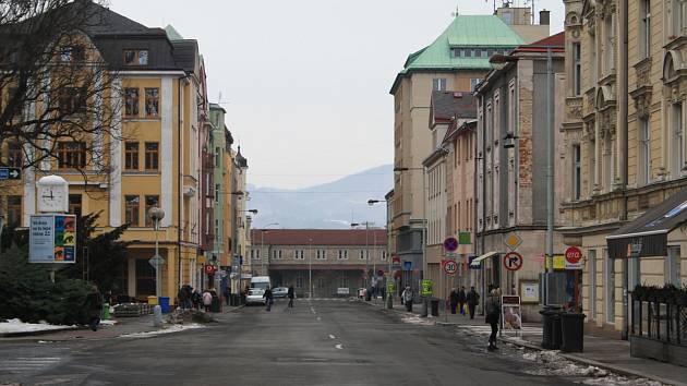 PROKOPA HOLÉHO. Ulice v samotném centru je i v pravé poledne téměř prázdná.