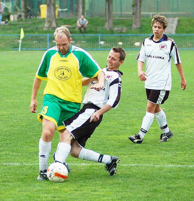 VÝHRA. Malšovice (ve žlutém) porazily dle předpokladů Verneřice 4:2.