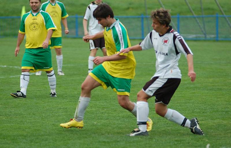 VÝHRA. Malšovice (ve žlutém) porazily dle předpokladů Verneřice 4:2.