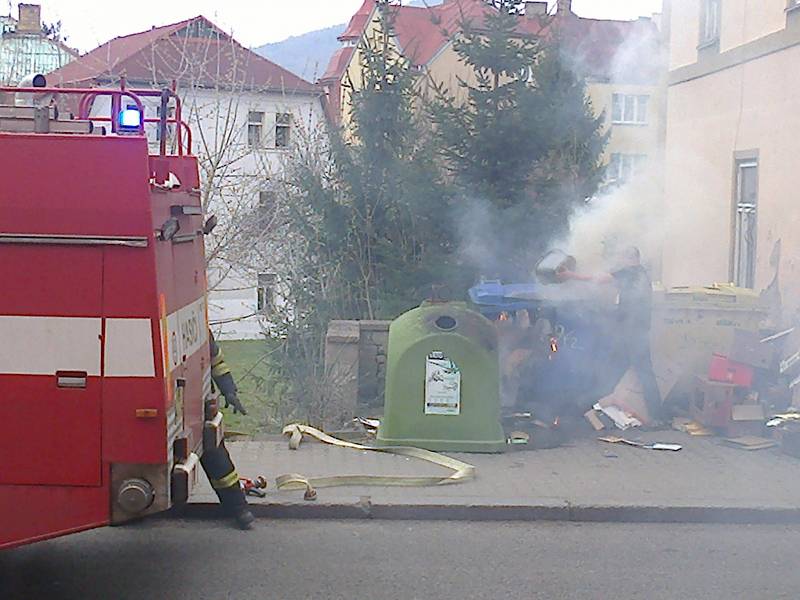 Úmyslně založený požár kontejneru v Děčíně.